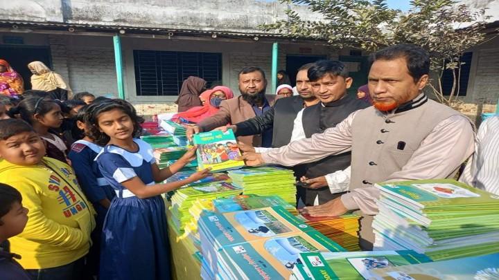 দি পারফেক্ট  স্কুলে নতুন বই বিতরণ