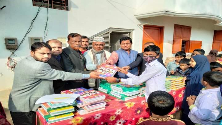 প্রতিভা পাবলিক স্কুলে নতুন বই বিতরণ
