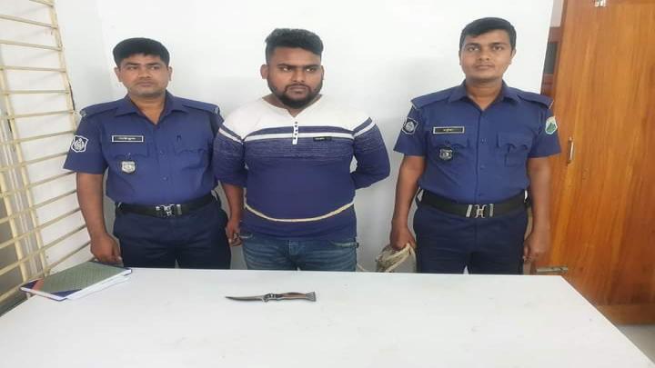 বার্মীজ চাকু সহ গ্রেফতার যুবক