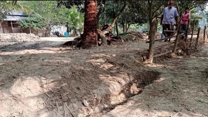 নন্দীগ্রামে চলাচলের রাস্তা খুঁড়ে প্রতিবন্ধকতা