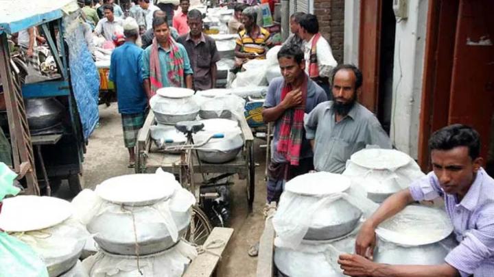 অবরোধে বগুড়ার শেরপুরে রেজিস্ট্রি অফিসে দুধ ২৫ টাকায় বিক্রি