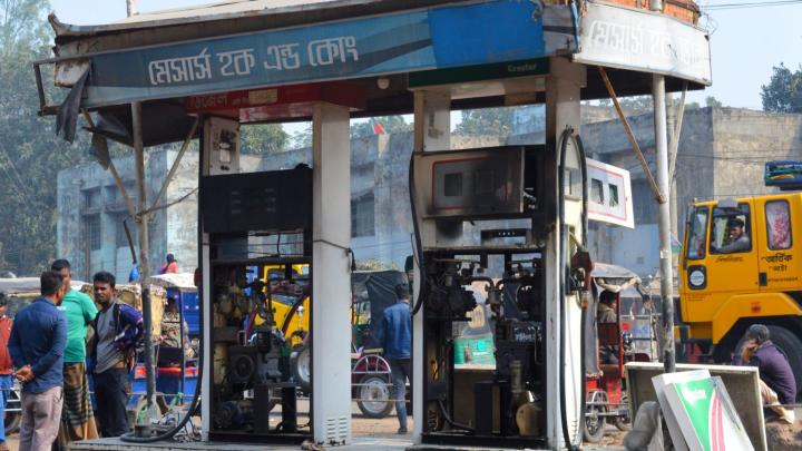 বগুড়ায় স্বতন্ত্র প্রার্থীর পেট্রোল পাম্প ভাঙচুর