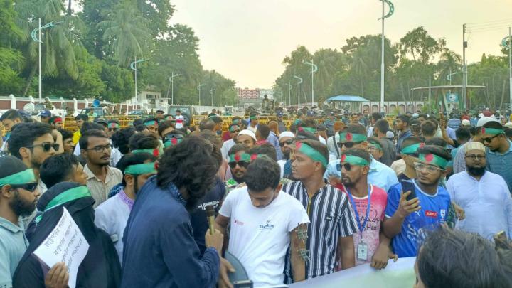 পদ ছাড়তে রাষ্ট্রপতিকে ২৪ ঘণ্টার আল্টিমেটাম : বঙ্গভবন ঘেরাও