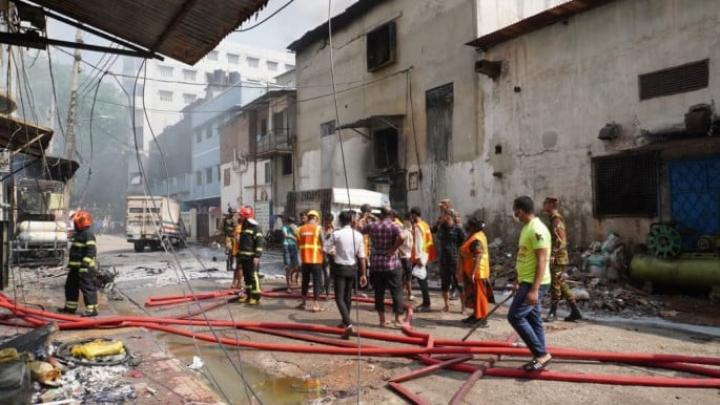নিহত ৯ মিরপুরে পোশাক কারখানা ও রাসায়নিক গোডাউনে আগুন।