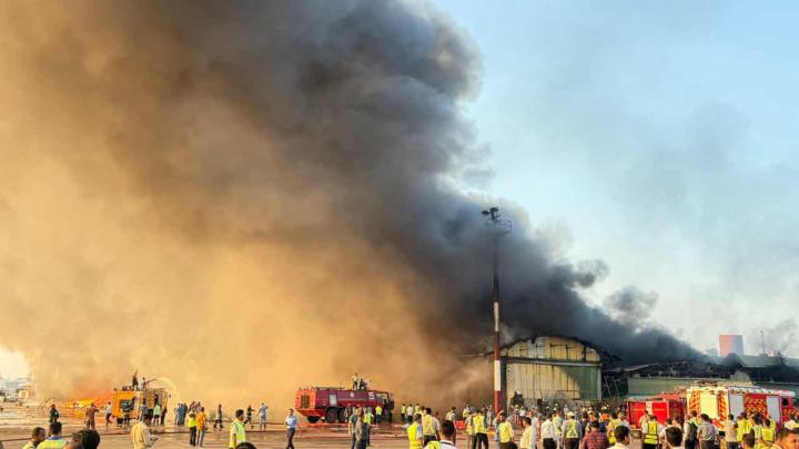 শাহজালাল আন্তর্জাতিক বিমানবন্দরের কার্গো ভিলেজে আগুন নেভানোর কাজ চলমান। ছবি: রাজীব ধর/টিবিএস