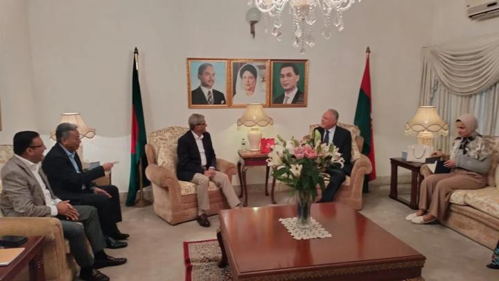 বিএনপি মহাসচিব মির্জা ফখরুলের সঙ্গে মিশরের রাষ্ট্রদূত ওমর ফাহমি সাক্ষাৎ। ছবি : সংগৃহীত