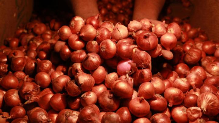 ব্যবসায়ীদের একটি অংশ কৃত্রিম সংকট সৃষ্টি করে পেঁয়াজের দাম ,সূত্র  ঃবাণিজ্য ও কৃষি মন্ত্রণালয়ের