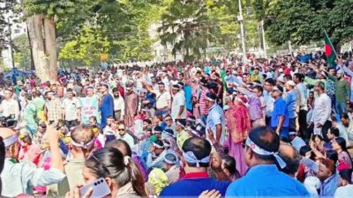 রাজধানীর কেন্দ্রীয় শহীদ মিনারে সরকারি প্রাথমিক বিদ্যালয়ের শিক্ষকদের অবস্থান।