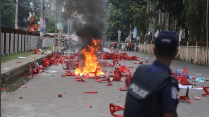 ১৬ জুলাই বিকেলে এনসিপির সমাবেশে হামলার পর স্থানীয় আওয়ামী লীগ ও ছাত্রলীগের সমর্থকরা পুলিশের স