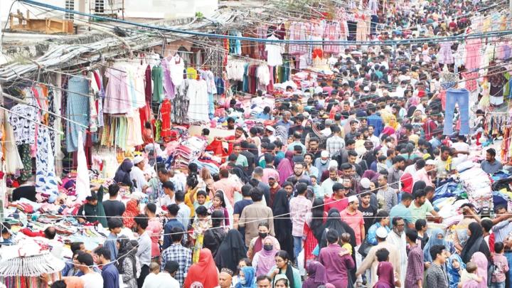 রাজধানীতে কেনাকাটায় উপচেপড়া ভিড়। পুরোনো ছবি