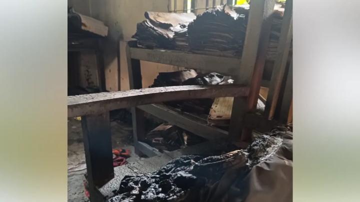 আগুনে আসবাবসহ গুরুত্বপূর্ণ কাগজপত্র পুড়ে গেছে। ছবি : সংগৃহীত