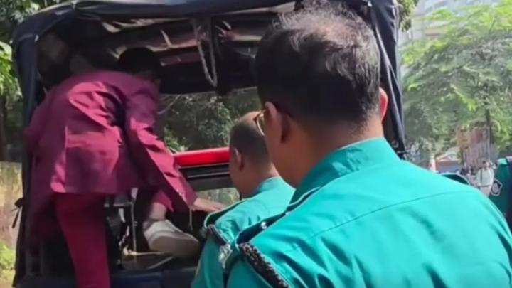 আটক কিশোরকে গাড়িতে তোলা হচ্ছে। ছবি : সংগৃহীত