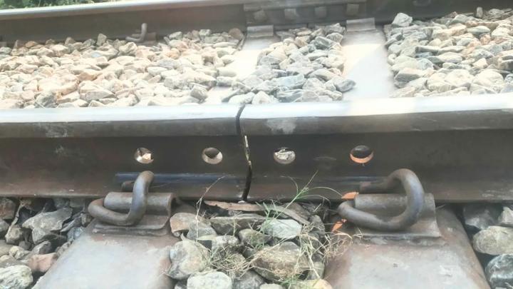 বগুড়ায় রেললাইনের ফিশপ্লেট খুলে নাশকতার চেষ্টা চালিয়েছে দুর্বৃত্তরা। ছবি: সংগৃহীত