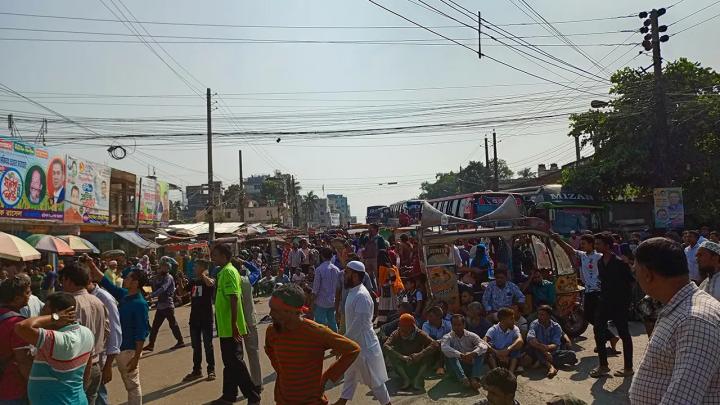 ঢাকা-বরিশাল মহাসড়ক অবরোধ করে রেখেছেন শিক্ষার্থীরা। ছবি: সংগৃহীত