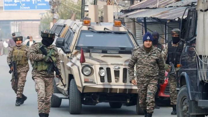 কাশ্মীরে পুলিশের একটি চেকপয়েন্ট। ছবি : সংগৃহীত