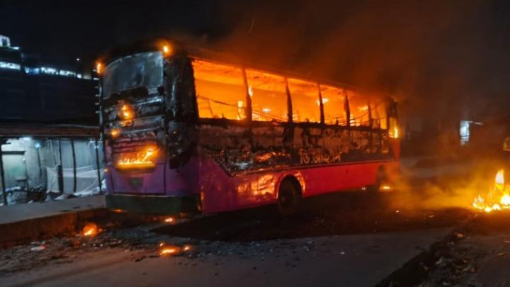 সাভারে গভীর রাতে ঢাকা-আরিচা মহাসড়কের পাশে দাঁড়িয়ে থাকা বাসে আগুন