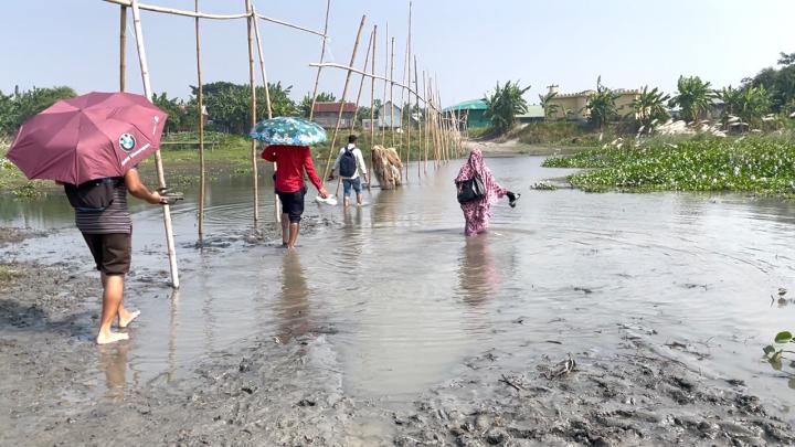 ঝুঁকি নিয়ে নিয়মিত বিদ্যালয়ে যাতায়াত করেন শিক্ষকরা।  ছবি: সংগৃহীত