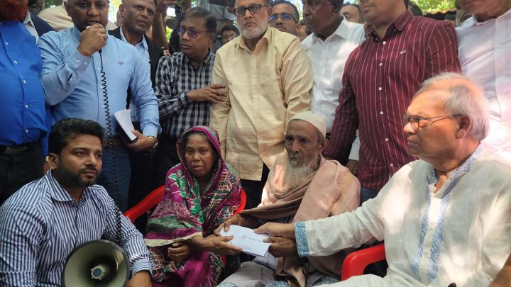 দুস্থ পরিবারের মাঝে সহায়তা দেন রিজভী। ছবি: সংগৃহীত