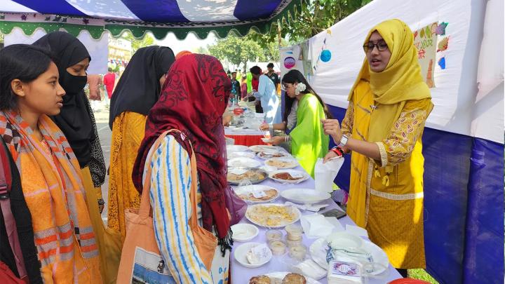 স্টলে পিঠা কিনতে জড়ো হয়েছেন শিক্ষার্থীরা। ছবি: সংগৃহীত