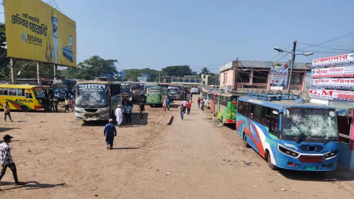 বরিশালে প্রায় অর্ধশত বাস ভাঙচুরের প্রতিবাদে সব রুটে বাস চলাচল বন্ধ করে দেওয়া হয়েছে। ছবি: সংগৃহী