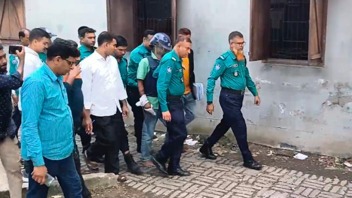 আদালতে নেওয়া হয় আসামিকে। ছবি: সংগৃহীত