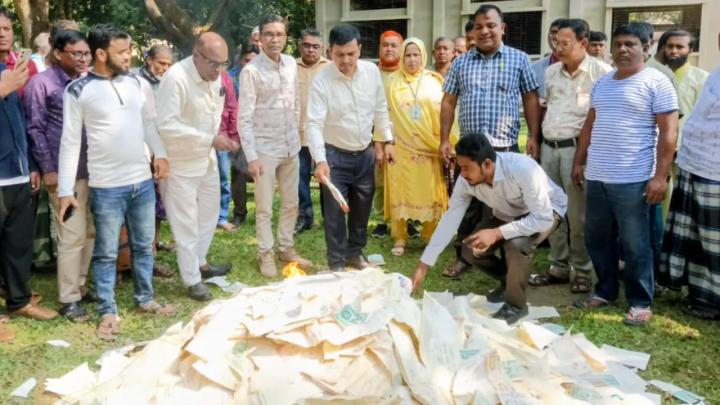 দিনাজপুরের নবাবগঞ্জ উপজেলা সাবরেজিস্ট্রার অফিসে প্রায় ১৮শ দলিল ধ্বংস করা হয়েছে।