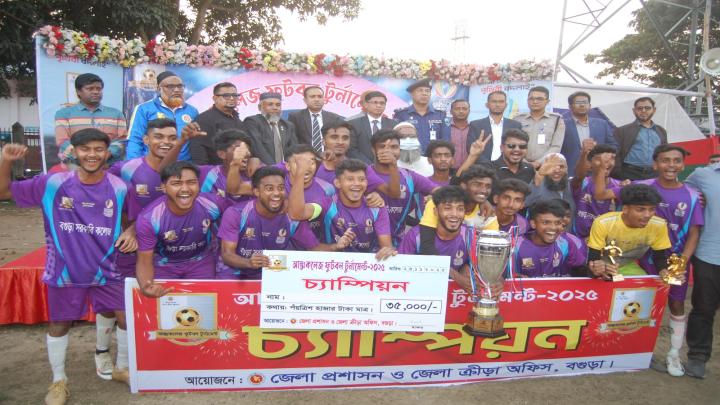 খেলা শেষে বিজয়ী দল "বগুড়া সরকারি কলেজ" এর উল্লাস। ছবি:  আজমাইন ইকতেদার আদিব