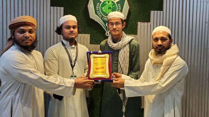 শিক্ষক শফিকুল ইসলামের হাতে সম্মাননা স্মারক তুলে দিচ্ছেন ‘সাধারণ আলেম সমাজে’র প্রতিনিধিদল | ছবি 