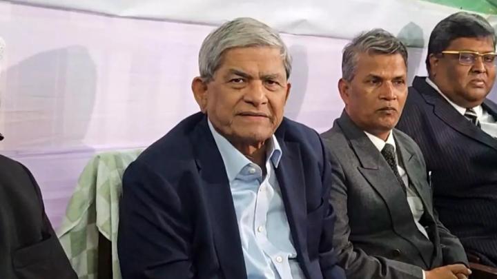 ঠাকুরগাঁও জেলা আইনজীবী সমিতির সদস্যদের সঙ্গে মতবিনিময় সভায় মির্জা ফখরুল ইসলাম আলমগীর। ছবি: সংগ