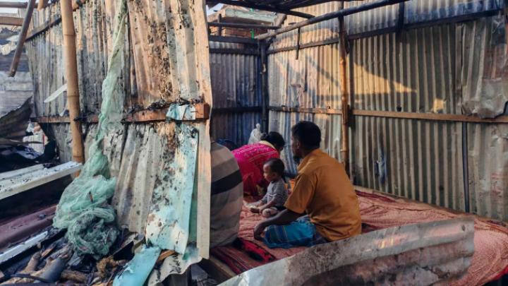 ছোট মেয়েকে জড়িয়ে শীতের রাত পার, কড়াইলের আগুনে সব হারিয়ে রিনার প্রশ্ন, 'হামরা এলা কোনঠে যামো?'