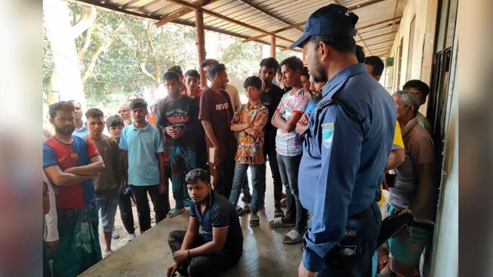 নারায়ণগঞ্জের সোনারগাঁয়ে গৃহবধূকে গলা কেটে হত্যার ঘটনায় স্বামী আটক। ছবি : সংগৃহীত