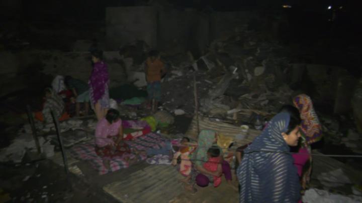 কড়াইল বস্তির বাসিন্দাদের রাত কাটছে খোলা আকাশের নিচে, কী আছে জয়নব-জাকিয়াদের ভাগ্যে?