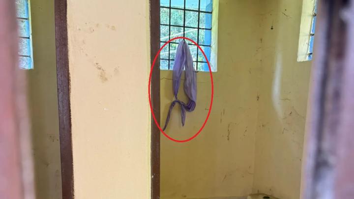 ঝুলে আছে বিদ্যালয়ের শৌচাগারের গ্রিলে ওড়না। ছবি: সংগৃহীত