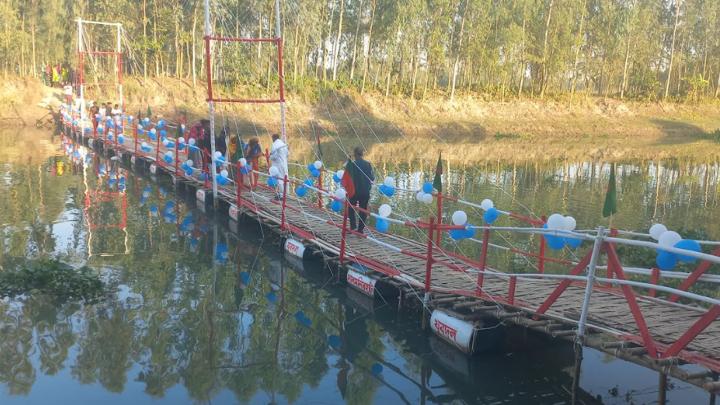 যুবদল নেতাদের উদ্যোগে নির্মিত ভাস্মান সেতু। ছবি: সংগৃহীত