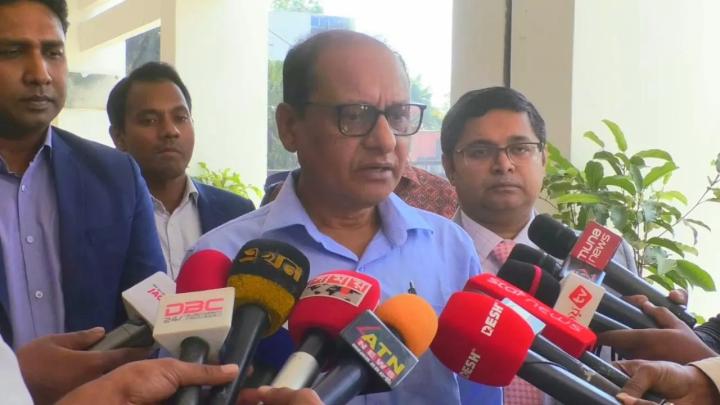 সাংবা‌দিক‌দের সঙ্গে কথা বলছেন প্রাথ‌মিক ও গণ‌শিক্ষা উপ‌দেষ্টা অধ‌্যাপক ডা. বিধান রঞ্জন  ছবি: সং