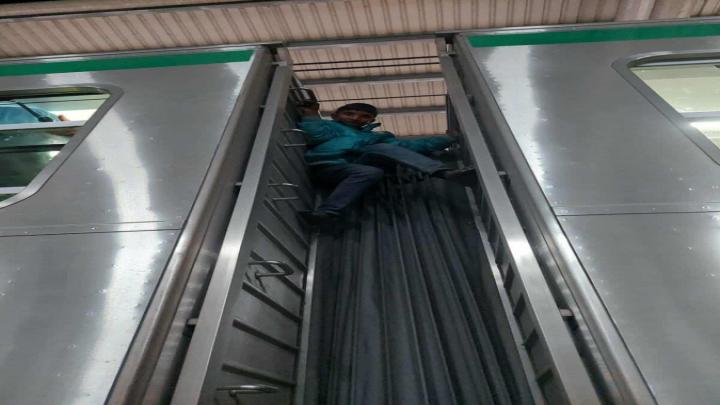 মেট্রোরেলের ছাদে দুই ব্যক্তি, ট্রেন চলাচল বন্ধ