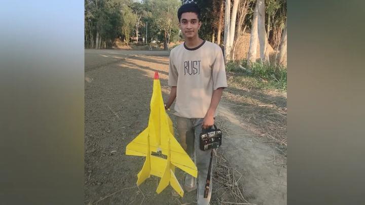 রাশিয়ার যুদ্ধ বিমানের আদলে মিনি বিমান হাতে কলেজপড়ুয়া কাজী হাসিব। ছবি: সংগৃহীত