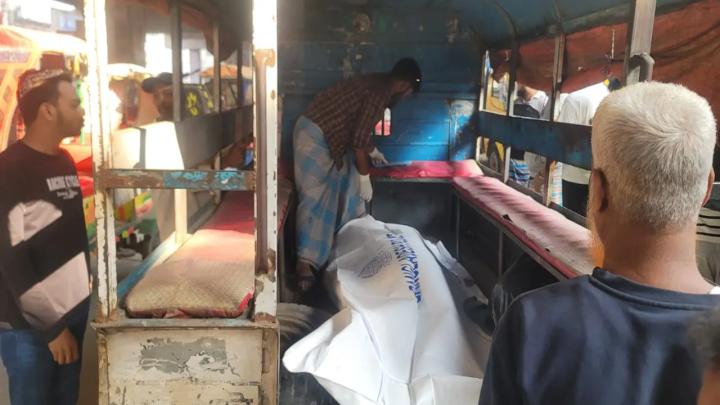 নিহতের মরদেহ উদ্ধার করেছে পুলিশ। ছবি: সংগৃহীত