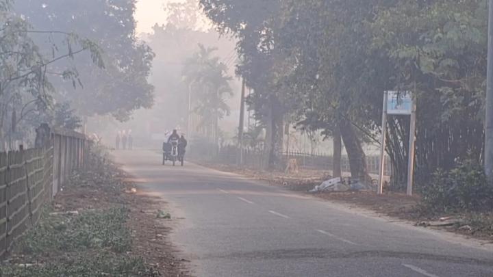 শীতের তীব্রতা হঠাৎ বেড়ে যাওয়ার স্থবির পঞ্চগড়ের জনজীবন। ছবি: সংগৃহীত