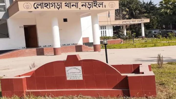 লোহাগড়া থানার সামনে শহীদ হাবিবুর রহমানের কবর। ছবি : সংগৃহীত