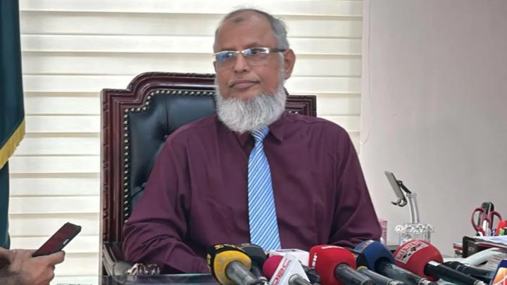 সাংবাদিকদের সঙ্গে কথা বলছেন ইসি মো. আনোয়ারুল ইসলাম। ছবি : সংগৃহীত