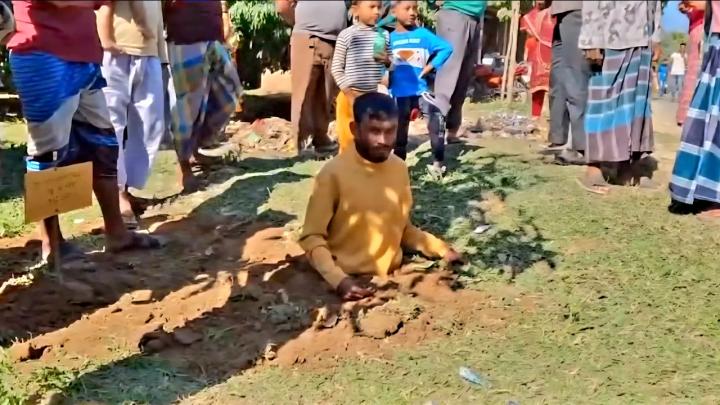 কোমর পর্যন্ত পুঁতে রাখা হয় খলিলকে। ছবি: সংগৃহীত