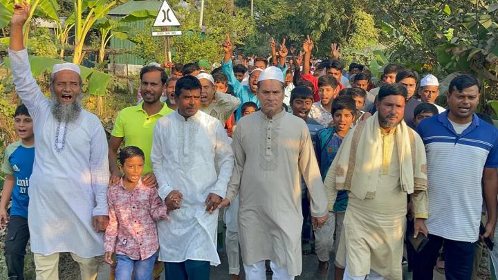 অবৈধভাবে মাটি উত্তোলনের প্রতিবাদে বিক্ষোভ মিছিল করে এলাকাবাসী। ছবি: সংগৃহীত