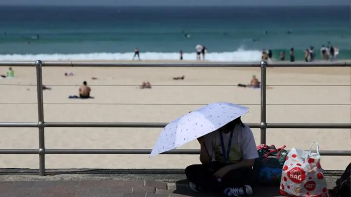 সৈকতে পর্যটকরা। ছবি: সংগৃহীত