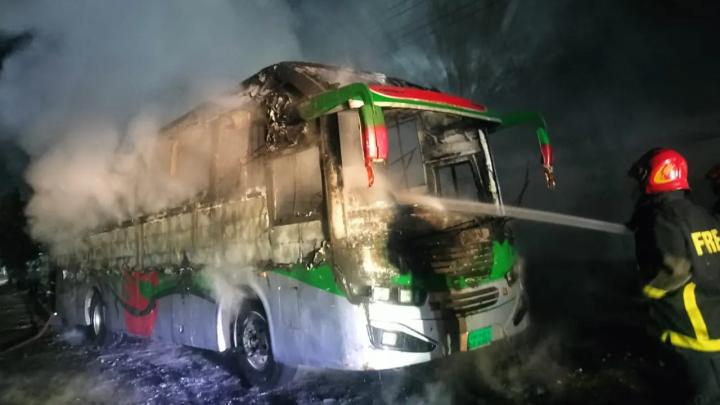 গাজীপুরের টঙ্গীতে বাসের আগুন নেভায় ফায়ার সার্ভিসের কর্মীরা। ছবি : সংগৃহীত