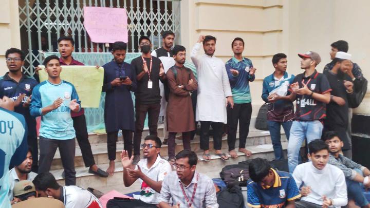 জগন্নাথ বিশ্ববিদ্যালয়ের ভিসি ভবন ব্লকেড করেছে আস সুন্নাহ মেধাবী প্রকল্পের শিক্ষার্থীরা। ছবি: 