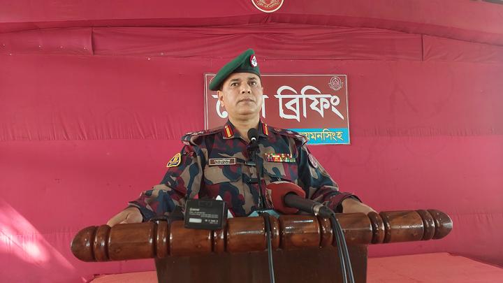 বক্তব্য দেন বিজিবি ময়মনসিংহ সেক্টর কমান্ডার কর্নেল সরকার মোহাম্মদ মোস্তাফিজুর রহমান। ছবি: সংগ