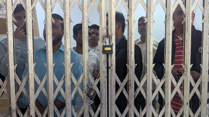 সর্বদলীয় ছাত্র ঐক্যের ব্যানারে শিক্ষার্থীরা প্রশাসনিক ভবনে তালা দেন। ছবি: সংগৃহীত