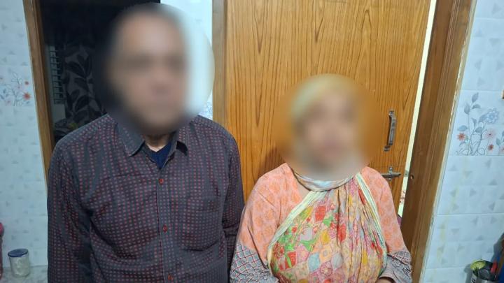 শুটার ফয়সালের মা-বাবা। ছবি : সংগৃহীত