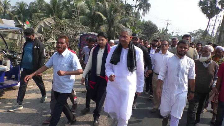 লক্ষ্মীপুর পৌর শহরের ইসলাম মার্কেট এলাকায় নির্বাচনী গণসংযোগ করেন শহীদ উদ্দীন চৌধুরী এ্য ছবি: সং